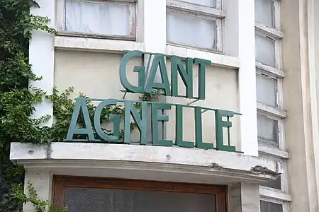 Enseigne de la ganterie Agnelle.