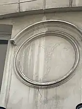 Enseigne de l'« y » sur la façade du no 14.