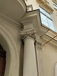 Entablement et couronnement d'une corniche.