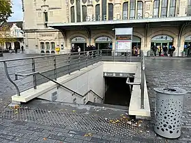 Accès de la station devant la gare SNCF.