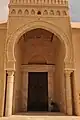 Gros plan sur le porche de Bab al-Gharbi, ouvert par un arc outrepassé brisé encadré d'une moulure.