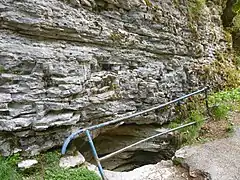 Entrée historique du Trou qui souffle située au bord de la route forestière.