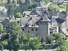 Le château dans le bourg.
