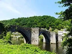Les avant-becs triangulaires côté amont.