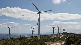 Éoliennes vues vers le sud, au loin la tour des Géographes.
