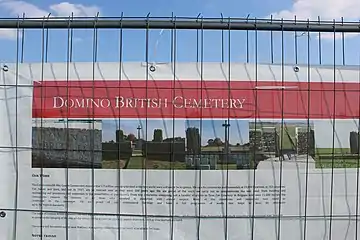 Panneau informant les visiteurs des travaux de réfection initiés par la CWGC.