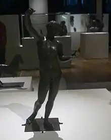 Statue de l'éphèbe verseur en bronze