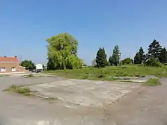 Les fondations des bâtiments sont particulièrement visibles.