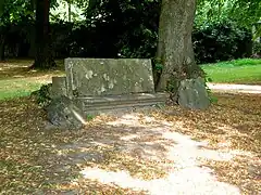 Le banc de la Reine, rappelant le souvenir de Marie-Antoinette.
