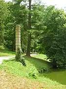 La colonne de pierre en provenance de la « Brasserie ».