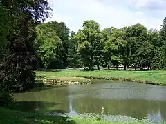 Premier « tableau » du Grand Parc ; petit étang vu depuis le banc de la Reine.