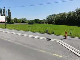 Vue de la pâture en 2012 dans laquelle les deux avaleresses ont été creusées près de trois siècles plus tôt. Au premier plan, la borne Ponchelet no 2.