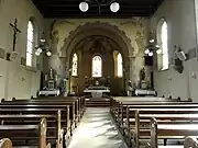 Vue intérieure de la nef vers le chœur de l'église de l'Annonciation.