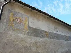 La litre funéraire extérieure