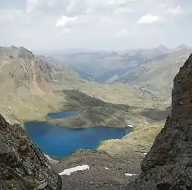 Les estanys de Baiau au pied du pic de Baiau (côté espagnol).