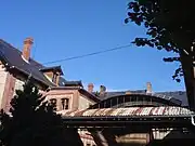 Le préau relie les différentes parties du bâtiment principal construit en forme de U.