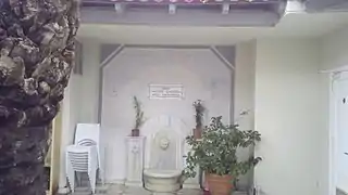 Cour dans la synagogue.