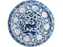 Plat au « baizi », fours de Jingdhezen (Chine), porcelaine dure, milieu du XIVe siècle (dynastie Yuan).