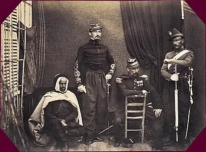 Le général de brigade de Beaufort d'Hautpoul (assis), commandant de la subdivision de Tlemcen, province d'Oran, et le capitaine Pierre Séguier (debout), vers 1856.