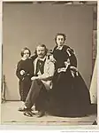 Félix Nadar, Félix Nadar, sa femme Ernestine et leur fils Paul, [Paul Nadar est debout à côté de son père], vers 1864.