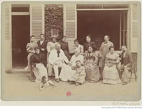 Paul Nadar (attribué à), Félix Nadar et sa femme Ernestine entourés de leurs employés et domestiques dans leur ermitage en forêt de Sénart, vers 1900.