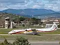 Dash 8 de la Sécurité Civile sur la zone de ravitaillement en retardant.
