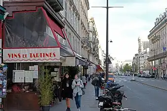 Le Marais ; la rue de Rivoli et la place des Combattantes-et-Combattants-du-Sida en arrière-plan.