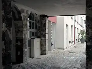 Passage entre les cours n°1 et n°2.