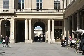 Entrée du Palais Royal sur la place Colette.