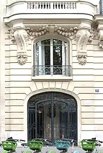 No 26 : porte de l'immeuble.