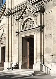 Entrée de l'église, côté boulevard du Montparnasse.