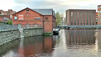 La maison de l'artisanat Verkaranta et la centrale.