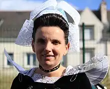 portrait de face d'une femme en costume traditionnel