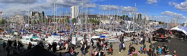 Quais bordants le bassin à flots.