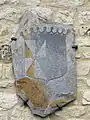 Blason sculpté sur une lauze sur le mur de la mairie.