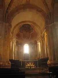 Peintures in situ dans la cathédrale de Saint-Lizier.
