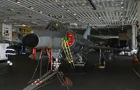 Un Super-Étendard dans le hangar aviation du porte-avions Charles de Gaulle.