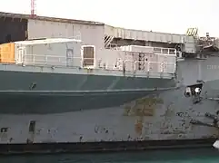 Le sponson bâbord arrière sans sa rampe crotale (juillet 2004).