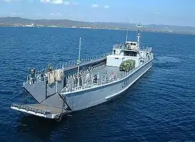 Le chaland de débarquement d'infanterie et de chars français Rapière.