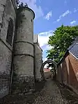 Allée piétonnière pavée qui passe sous l'arche de la tourelle.
