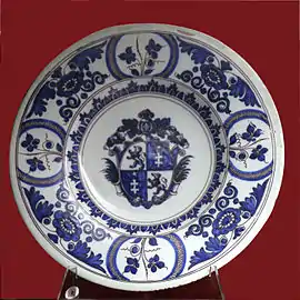 Assiette à écusson, Grasse, musée d'art et d'histoire de Provence.