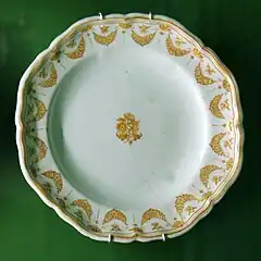 Assiette octogonale en camaïeu jaune, guirlande fleurie et bouquet central.