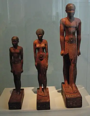 Le scribe Psammetich, sa femme et son fils, -600, bois, Neues Museum (Berlin)