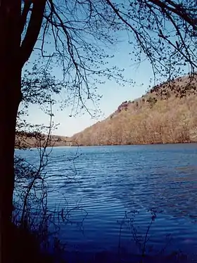 Vue du pied de Farmington Mountain depuis le réservoir Farmington