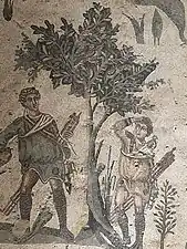 Des fauconniers cherchent des proies dans un arbre.