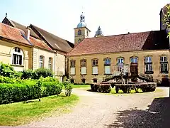 Façade d'entrée de l'ancienne abbaye.