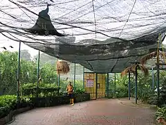 Volière de l'entrée.