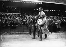 Photo d'une homme porté par deux autres sur leurs épaules.