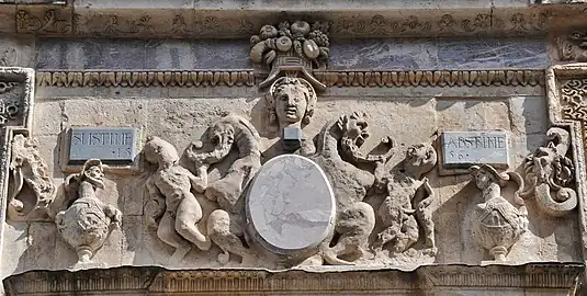 Détail du portail Renaissance avec la devise SUSTINE ABSTINE.