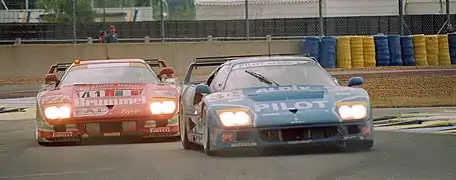 La Ferrari F40 GTE no 34 de Michel Ferté,  Olivier Thévenin et Carlos Palau devant la no 41 à la chicane Ford au Mans 1995.